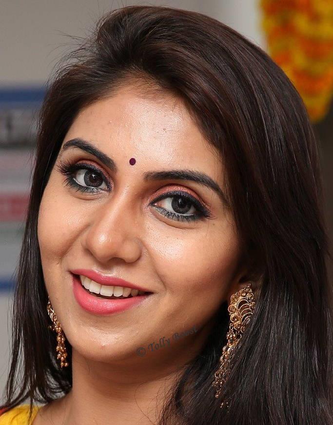 Telugu Serial Actress Keerti Oily Face Closeup Smiling Gallery